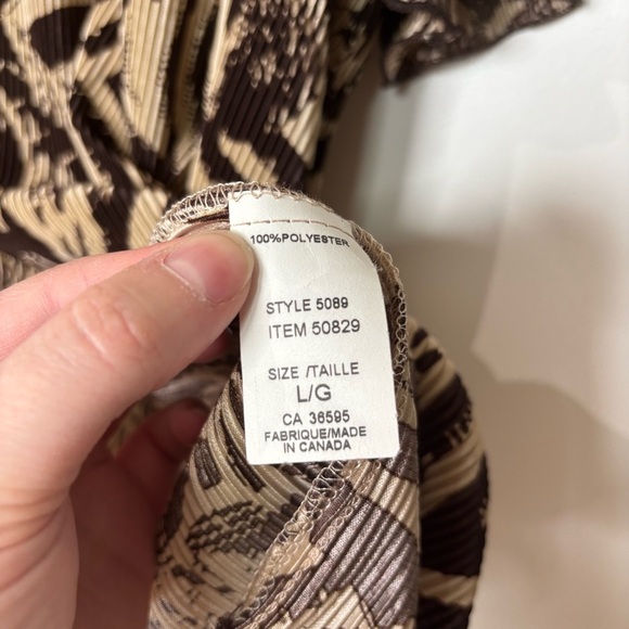 🎉4/30$🎉 Tradition Geometric Pleated Top - Size L - Picture 5 of 6